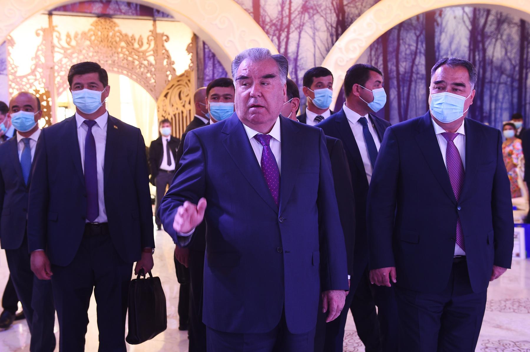 Тақдими тӯҳфаҳо ба 100 нафар ятими кул дар шаҳри Хуҷанд