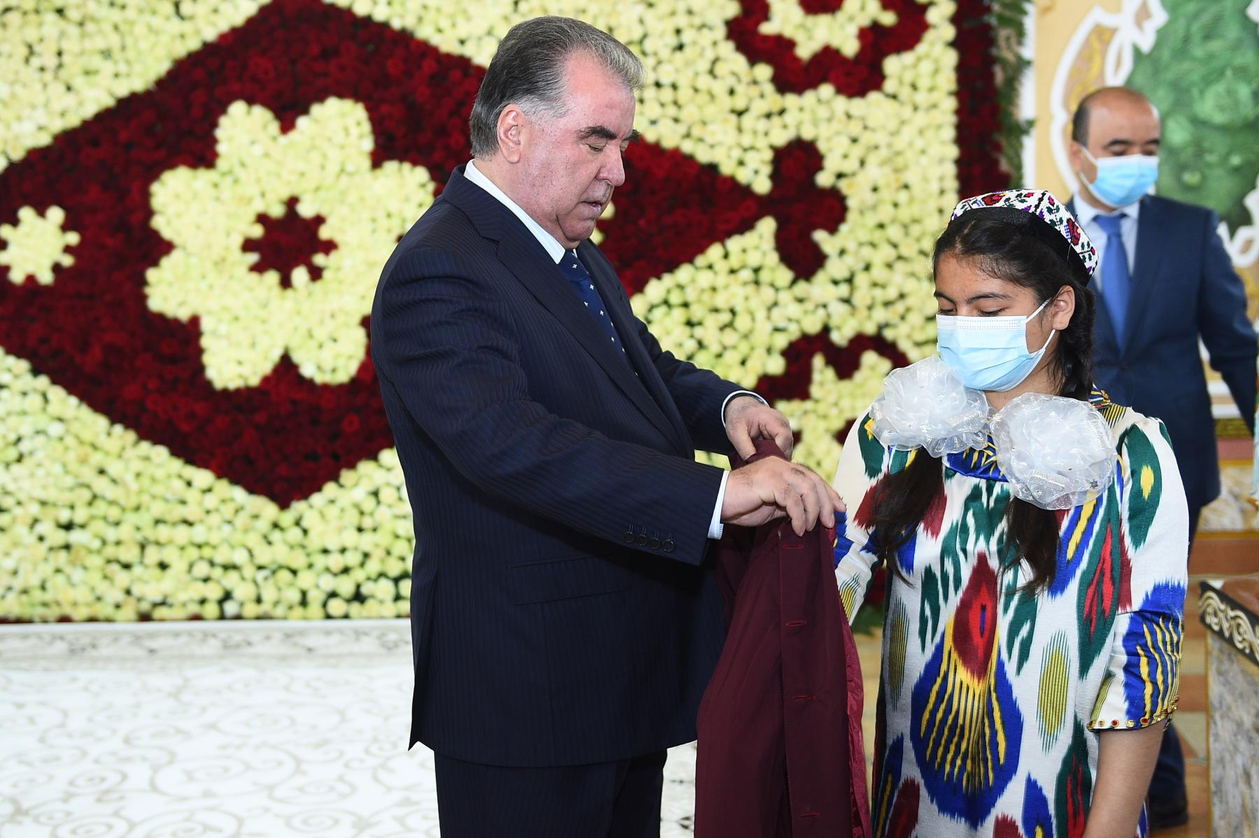 Тақдими тӯҳфаҳо ба ятимони шаҳри Истаравшан