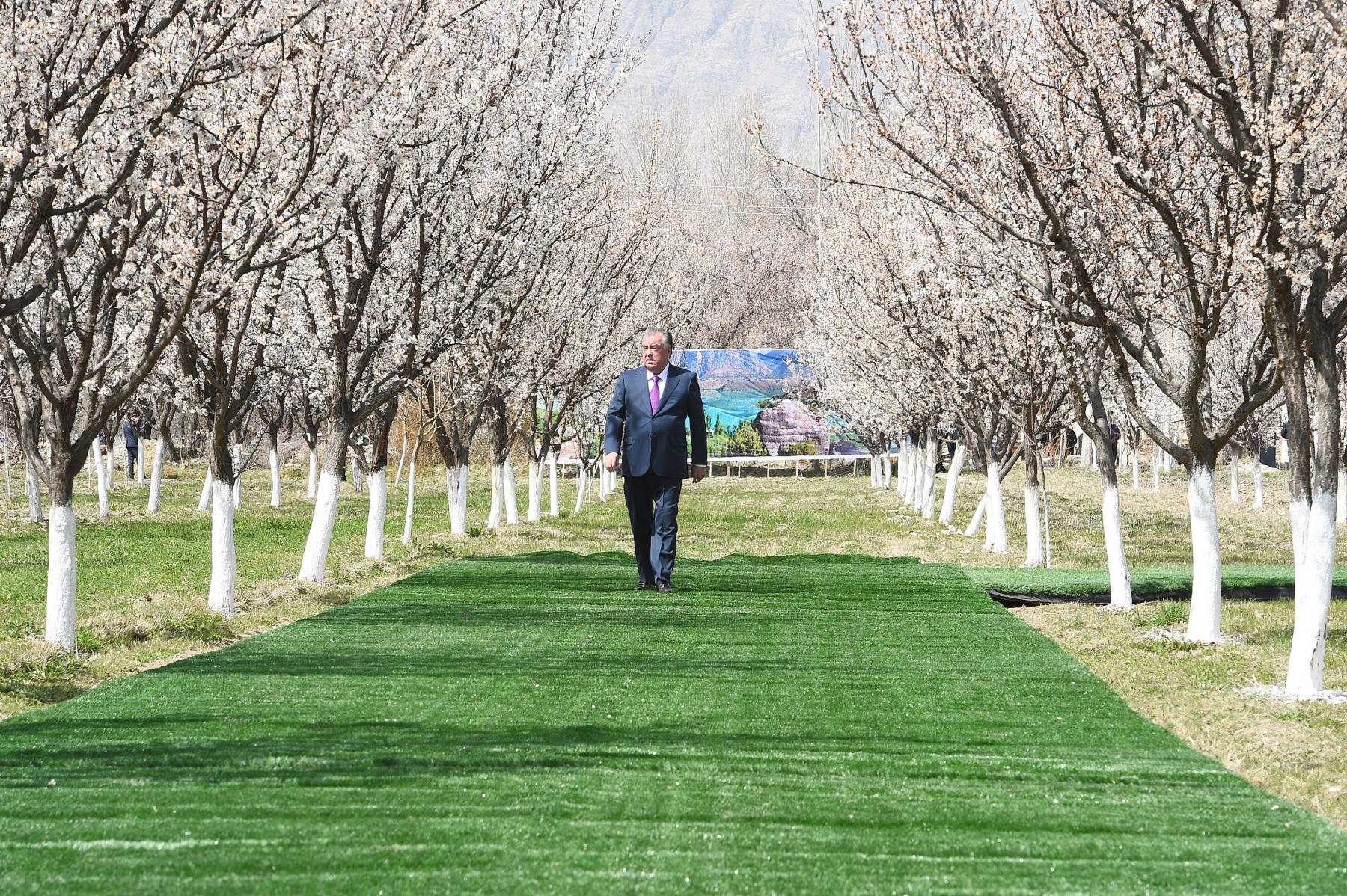 Мулоқот бо роҳбарону сокинони шаҳри Исфара