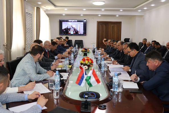 ҶАЛАСАИ СИТОДИ ҶУМҲУРИЯВӢ ОИД БА СОХТМОН ВА МУҶАҲҲАЗГАРДОНИИ МОДДИЮ ТЕХНИКИИ МУАССИСАҲОИ ТАҲСИЛОТИ МИЁНАИ УМУМӢ ДАР ШАҲРҲОИ ДУШАНБЕ, КӮЛОБ, ХУҶАНД, БОХТАР ВА ТУРСУНЗОДА, КИ ТАҲСИЛАШОН БО ЗАБОНИ РУСӢ БА РОҲ МОНДА МЕШАВАД, БАРГУЗОР ГАРДИД