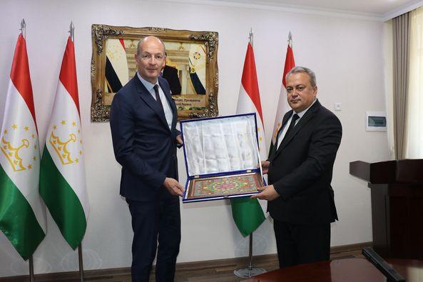 ВОХӮРИИ МУОВИНИ ЯКУМИ ВАЗИРИ МАОРИФ ВА ИЛМ БО НОИБИ ПРЕЗИДЕНТИ БОНКИ АВРУПОИИ ТАҶДИД ВА РУШД