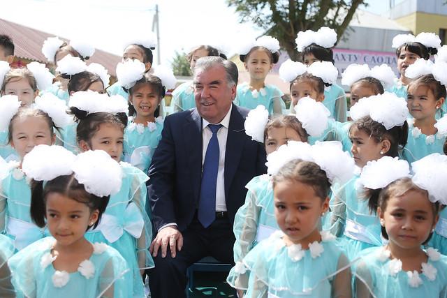 Пешвои миллат Эмомалӣ Раҳмон муассисаи таҳсилоти томактабии рақами 3-и «Ғунчаи Истиқлол»-и шаҳри Хуҷандро ифтитоҳ намуданд