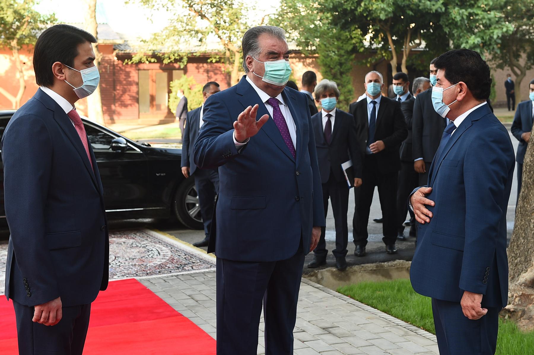  ИФТИТОҲИ МУАССИСАИ ТАҲСИЛОТИ МИЁНАИ УМУМИИ РАҚАМИ 102 БАРОИ 2400 НАФАР ХОНАНДА ДАР ДУ БАСТ ДАР НОҲИЯИ ШОҲМАНСУР ВА ИШТИРОК ДАР "ДАРСИ СУЛҲ"