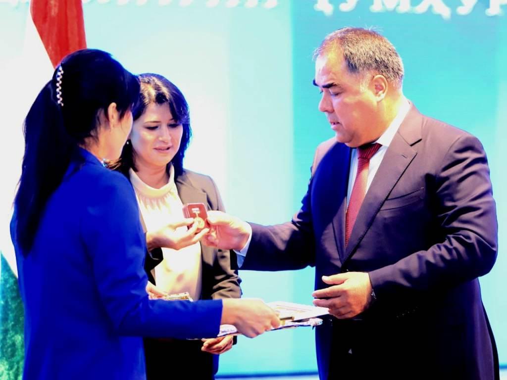 Тақдими медали тилло ба директори Донишкадаи политехникии Донишгоҳи техникии Тоҷикистон ба номи академик М. Осимӣ дар шаҳри Хуҷан