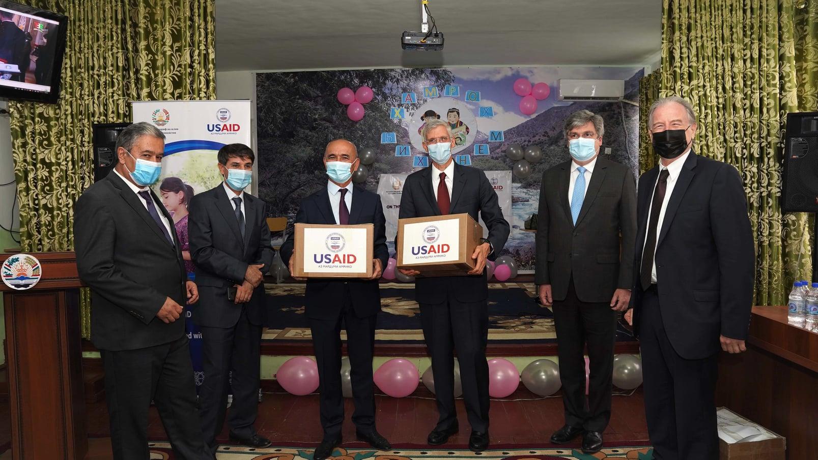 Тақдими 464 китоб ба мактаб-интернати ҷумҳуриявии нобиноёни шаҳри Ҳисор