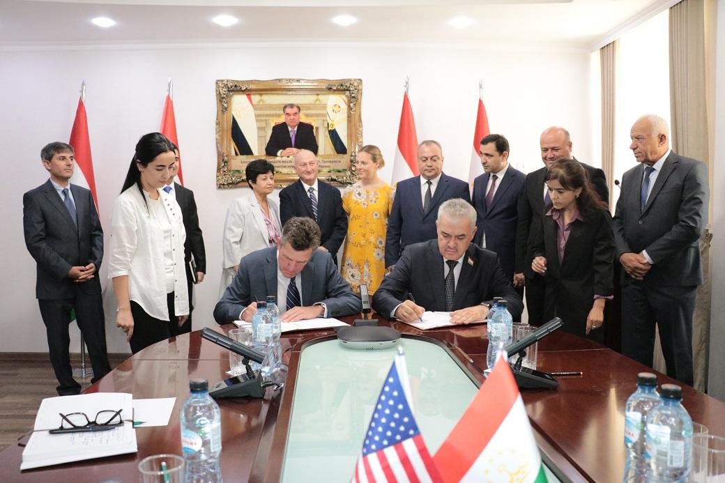 ОИД БА ЛОИҲАИ “БИЁ, ҲАМРОҲ ОМӮЗЕМ” ЁДДОШТИ ТАФОҲУМ БА ИМЗО РАСИД