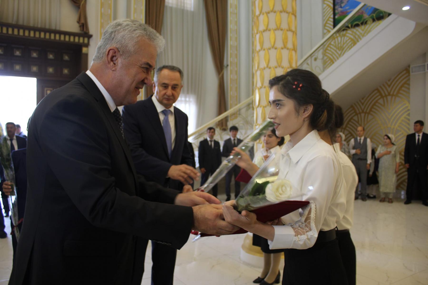 Машварати августии омӯзгорони вилояти Хатлон - БА ОМӮЗГОРОНИ ҶАВОН ДАФТАРЧАИ МЕҲНАТӢ ТАҚДИМ ГАРДИД