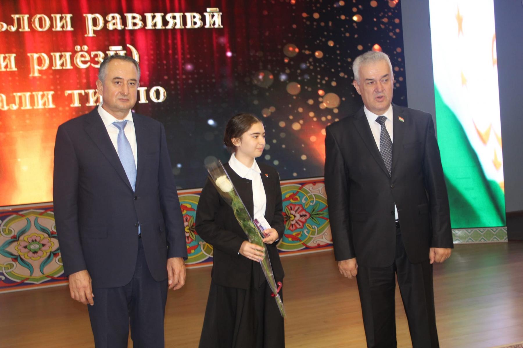 БЕШ АЗ 140 НАФАР БО МУКОФОТИ МОЛИЮ ПУЛӢ ҚАДРДОНӢ ГАРДИД