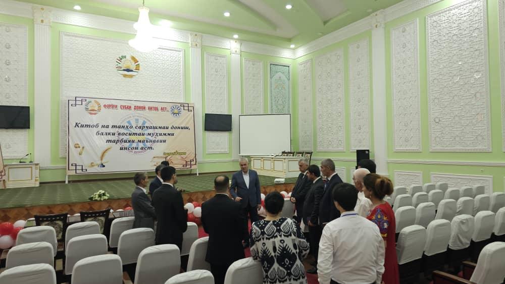 КӮЛОБ. ВОХӮРИИ ВАЗИРИ МАОРИФ ВА ИЛМ БО АЪЗОИ КОМИССИЯ ВА ИШТИРОКЧИЁНИ ДАВРИ СЕЮМИ ОЗМУНИ ҶУМҲУРИЯВИИ “ФУРӮҒИ СУБҲИ ДОНОӢ КИТОБ АСТ”
