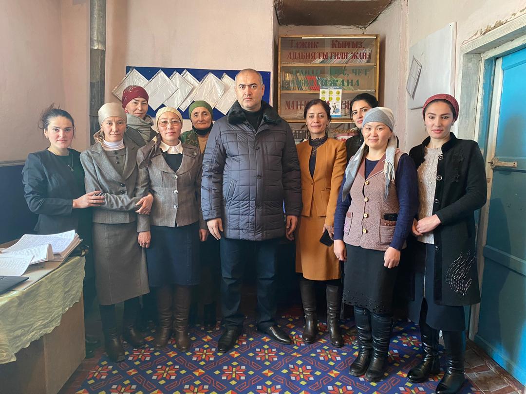 ТАҚДИМИ КИТОБИ “ТОҶИКОН”-И АКАДЕМИК БОБОҶОН ҒАФУРОВ БА СОКИНОНИ НОҲИЯИ МУРҒОБ