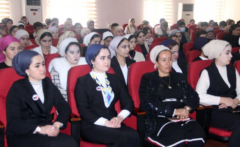 Дар Донишгоҳи давлатии Кӯлоб оид ба усулҳои такмили таълими забони англисӣ конференсияи ҷумҳуриявӣ доир шуд