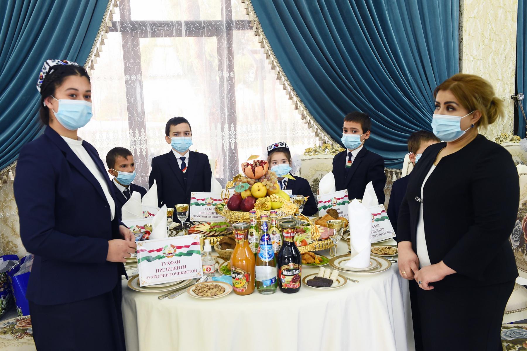 Тақдими туҳфаҳо ба 80 ятими кулл дар шаҳри Гулистон