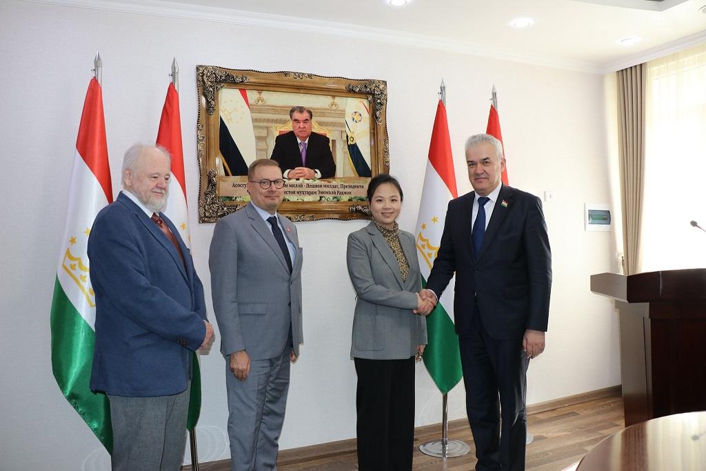 Вохӯрии вазири маориф ва илм бо намояндагони Бонки Осиёии Рушд