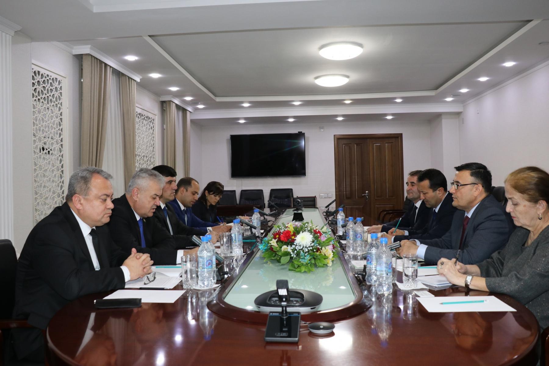 МУЛОҚОТИ ВАЗИРИ МАОРИФ ВА ИЛМ БО НАМОЯНДАГОНИ ФОНДИ ТОҶИКИСТОНИИ ОҒОХОН