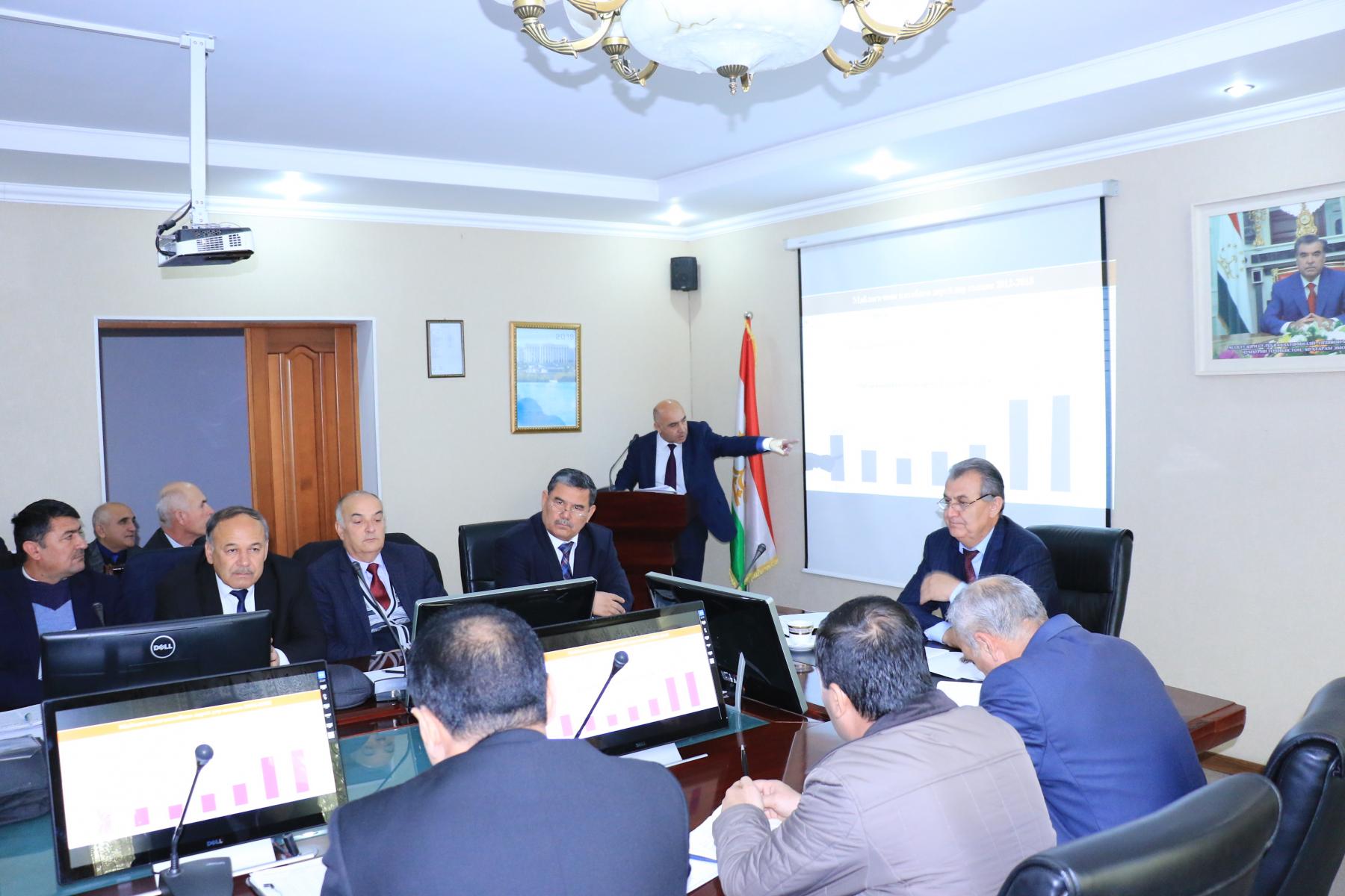 Баррасии таъминоти муассисаҳои таълимӣ бо китобҳои дарсӣ дар ҷаласаи назди вазир