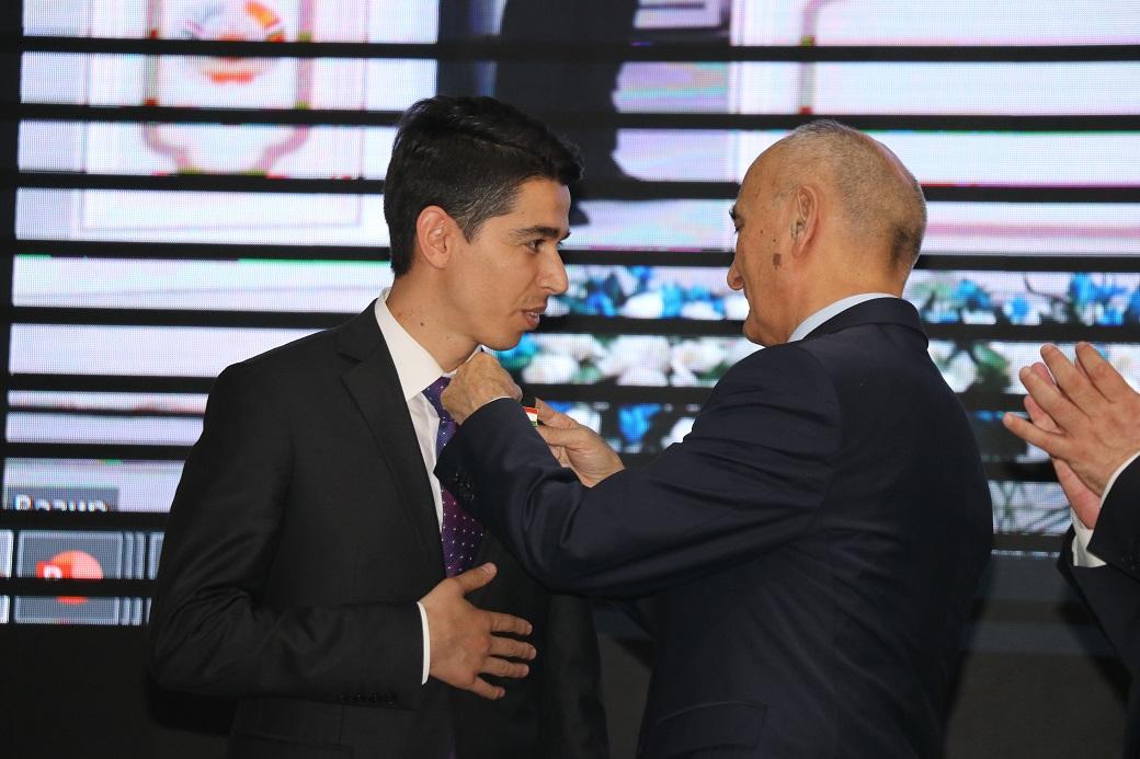 Ғолиби озмуни “Фурӯғи субҳи доноӣ китоб аст” бо нишони “Аълочии маориф ва илми Ҷумҳурии Тоҷикистон” қадрдонӣ гардид