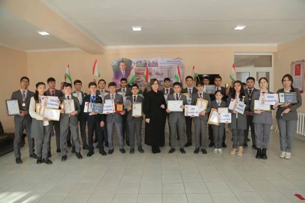 Ба ғолиби олимпиадаи байналмилалӣ Алиҷон Усмонов 12 000 сомонӣ мукофотпулии Вазири маориф ва илм супорида шуд