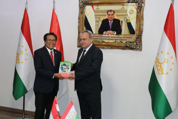 ВОХӮРИИ ҶАМШЕД ҶӮРАЗОДА БО МУҲАММАД ФАҶРУЛ РАҲМОН