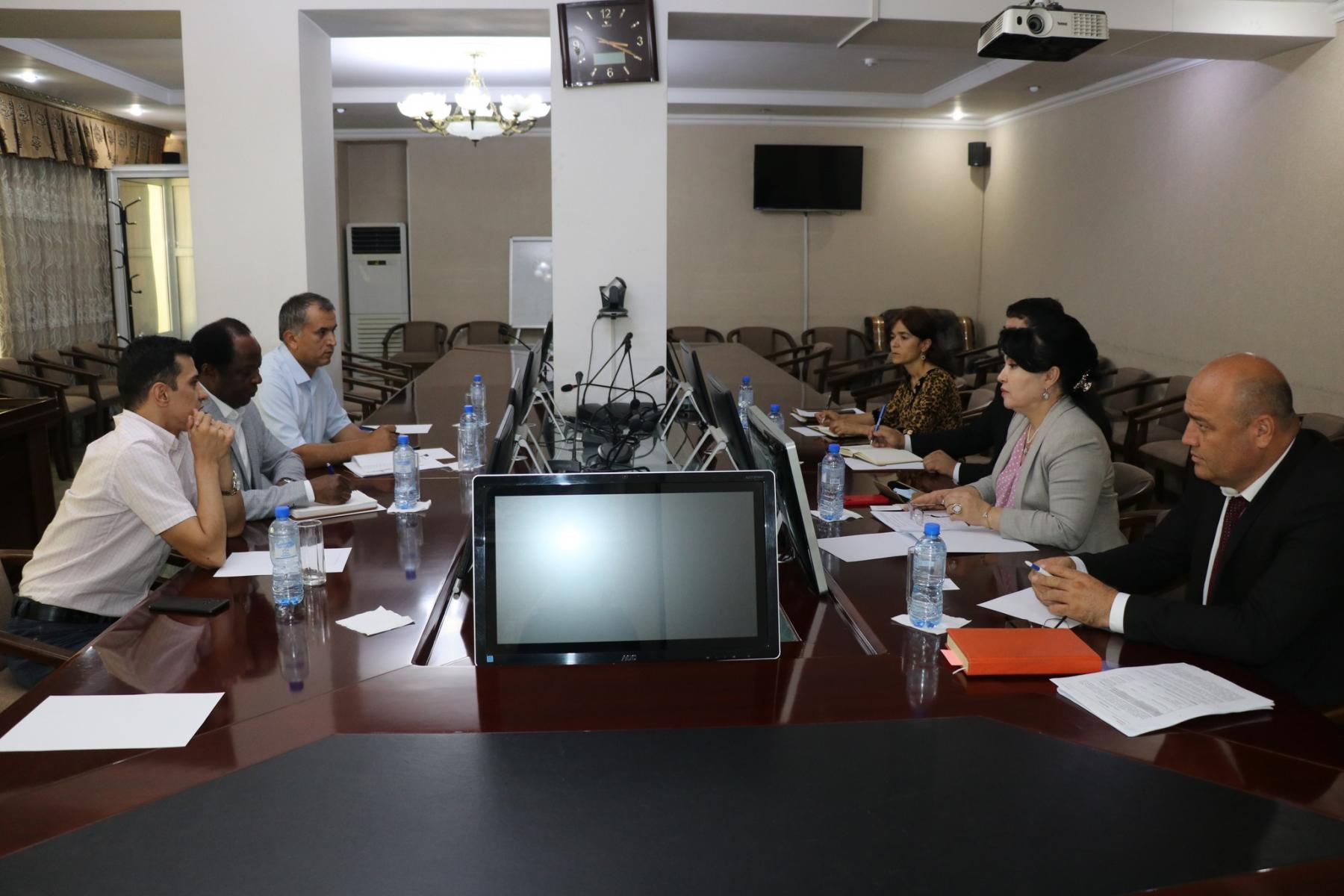 ВОХӮРИИ МУОВИНИ ВАЗИРИ МАОРИФ ВА ИЛМ БО КОРШИНОСОНИ ХАЗИНАИ БАЙНАЛМИЛАЛИИ РУШДИ ИҚТИСОД (IFAD)