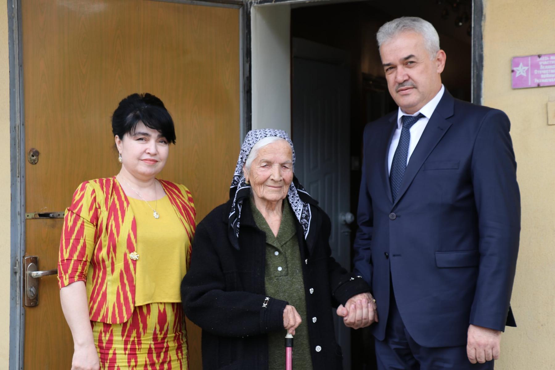 ТАБРИКИ СОБИҚАДОРОНИ СОҲАИ МАОРИФ ВА ИЛМ БАХШИДА БА РӮЗИ МОДАР