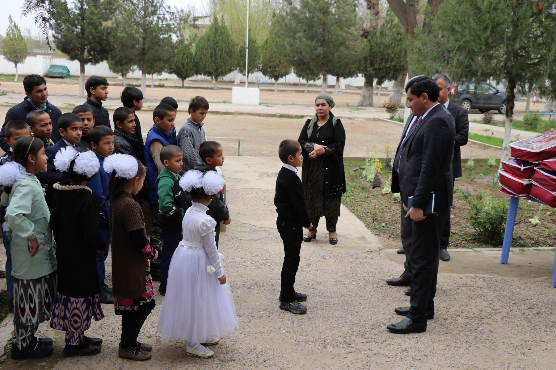 ТАҚДИМИ ТУҲФАҲО БА ТАРБИЯТГИРАНДАГОНИ МАКТАБ-ИНТЕРНАТИ  НОҲИЯИ ШАҲРИТУС