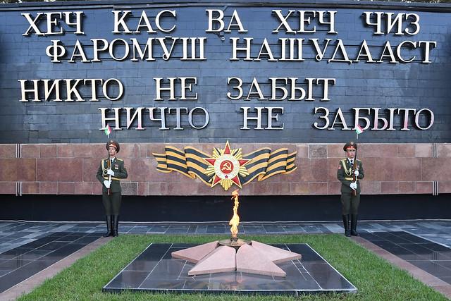 Президенти Ҷумҳурии Тоҷикистон Эмомалӣ Раҳмон дар чорабинии тантанавӣ ба ифтихори Рӯзи ғалаба иштирок намуданд