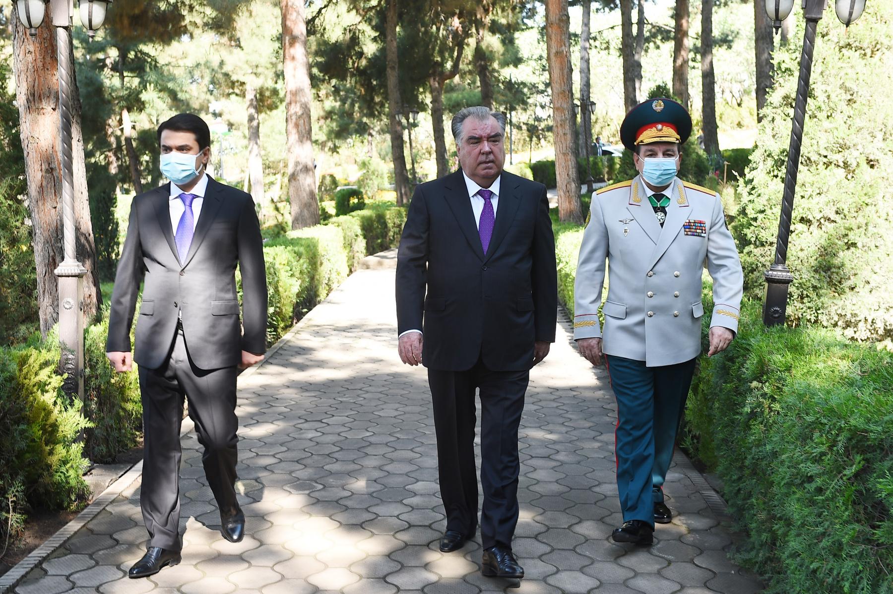 Иштирок дар маросими гулчанбаргузорӣ ба ифтихори 76 - солагии Рӯзи Ғалаба