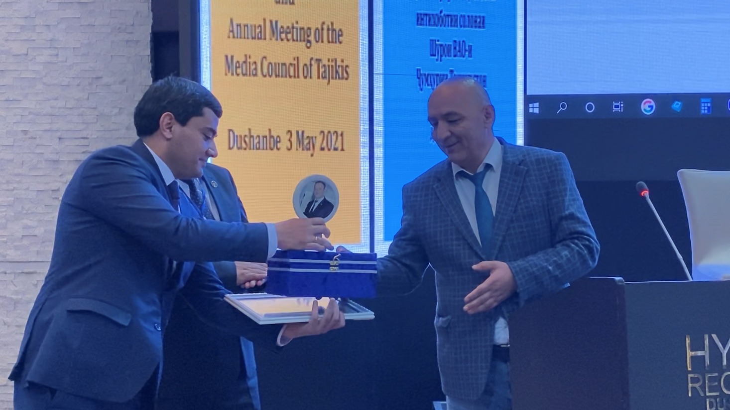 ЭҲСОН САФАРЗОДА СОҲИБИ ҶОИЗАИ “СУХАНГӮИ БЕҲТАРИН” ГАРДИД