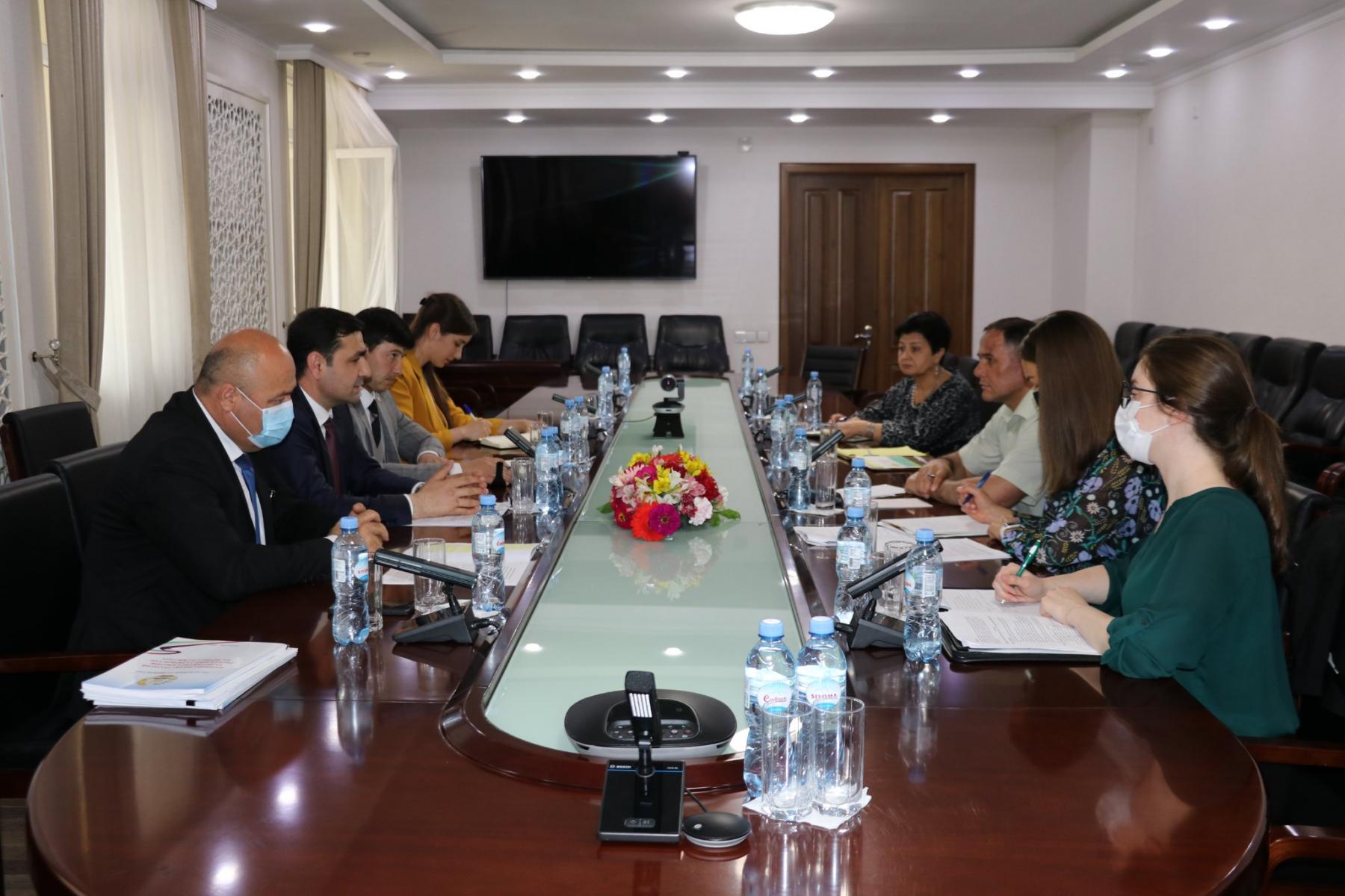 ВОХӮРИИ Ш. ХАЙРЗОДА БО МУТАХАССИСОНИ ЛОИҲАҲОИ БАЙНАЛМИЛАЛИИ ВАЗОРАТИ КИШОВАРЗИИ ИМА