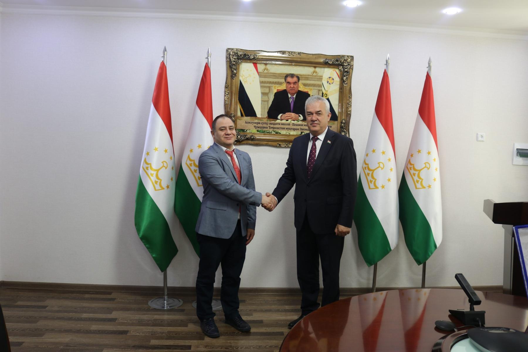 ВОХӮРИИ ВАЗИРИ МАОРИФ ВА ИЛМ БО НАМОЯНДАГОНИ БОНКИ ИСЛОМИИ РУШД