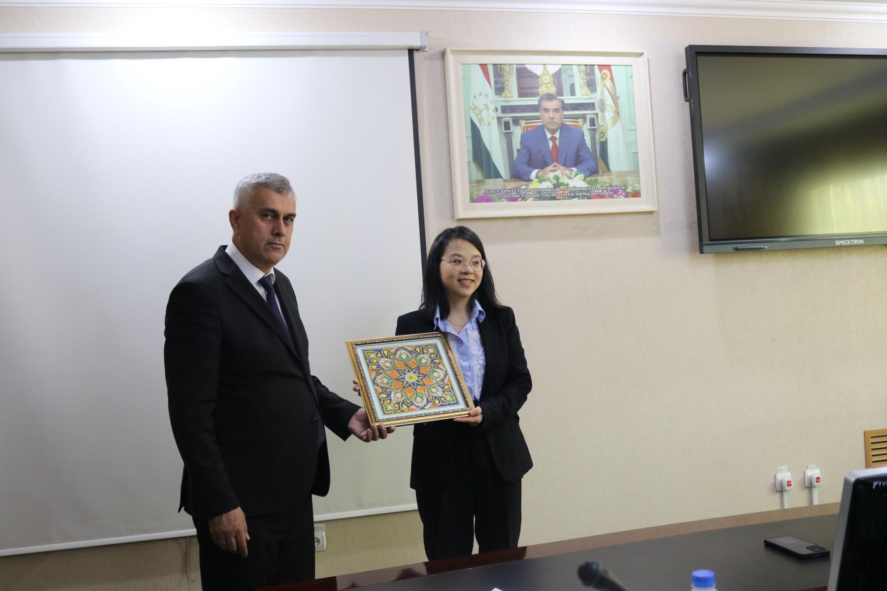 ВОХӮРИИ МУОВИНИ ВАЗИРИ МАОРИФ ВА ИЛМ БО НАМОЯНДАГОНИ БОНКИ ОСИЁИИ РУШД