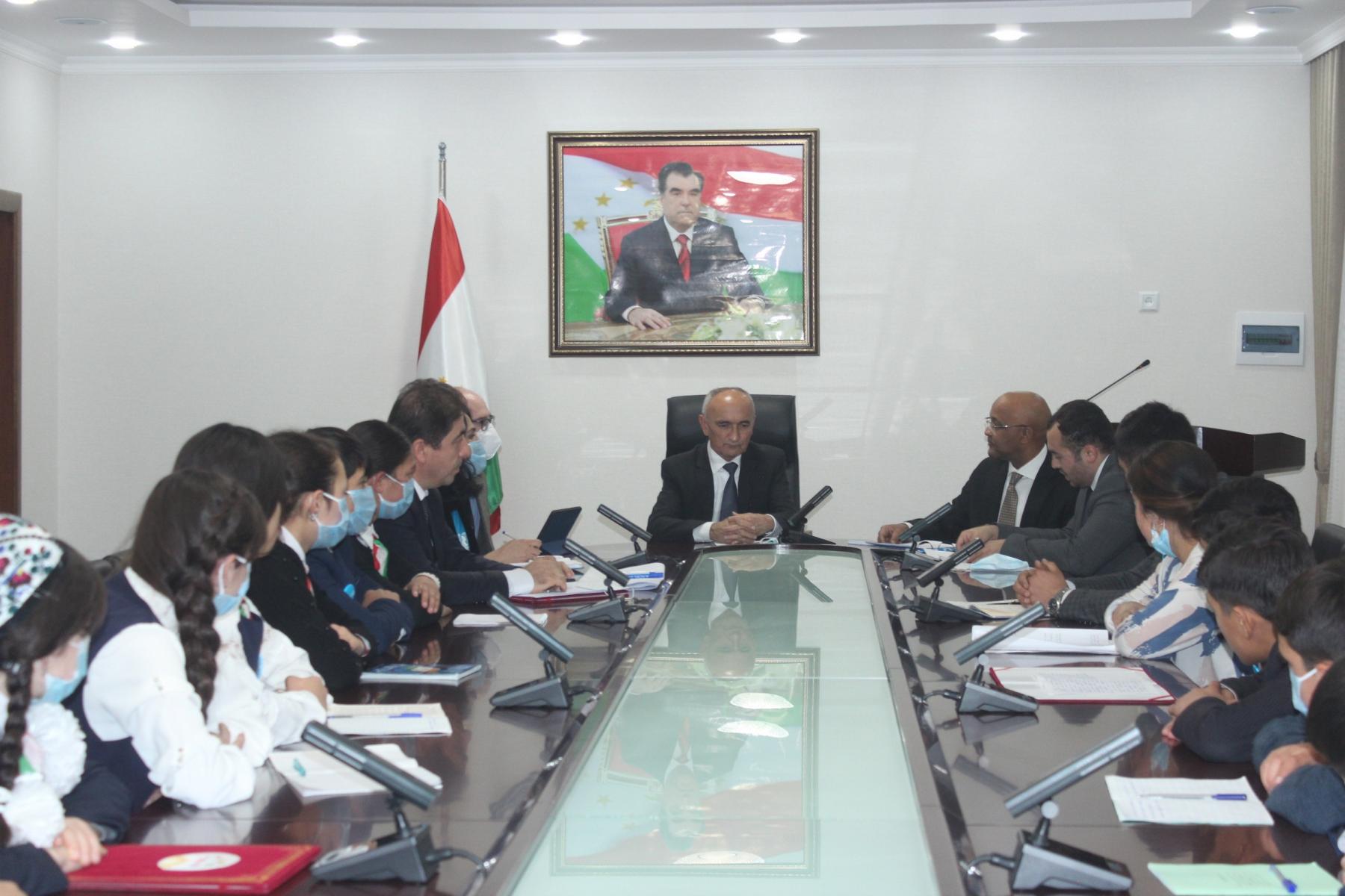 ВОХӮРИИ ВАЗИРИ МАОРИФ ВА ИЛМ БО АЪЗОЁНИ МАҲФИЛҲОИ МАРКАЗИ ҶУМҲУРИЯВИИ  МУАССИСАҲОИ ТАҲСИЛОТИ ИЛОВАГӢ