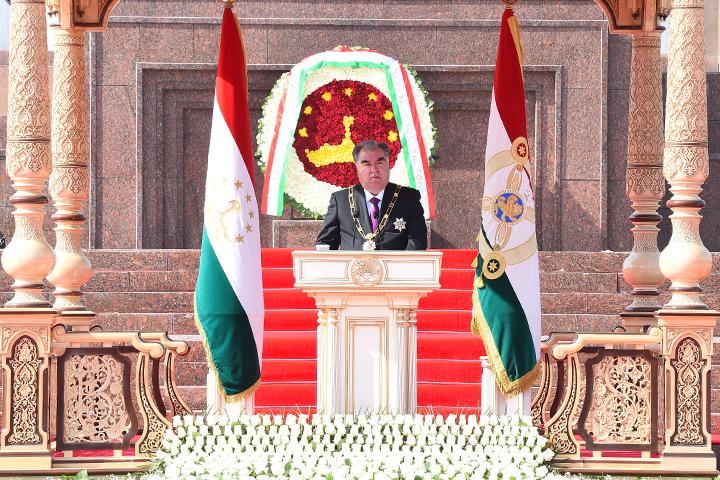 СУХАНРОНИИ ПРЕЗИДЕНТИ ҶУМҲУРИИ ТОҶИКИСТОН, ПЕШВОИ МИЛЛАТ МУҲТАРАМ ЭМОМАЛӢ РАҲМОН ДАР МАРОСИМИ САВГАНДЁДКУНИИ ХИЗМАТЧИЁНИ ҲАРБИИ ҚУВВАҲОИ МУСАЛЛАҲ ВА СОХТОРҲОИ НИЗОМИИ ҶУМҲУРИИ ТОҶИКИСТОН