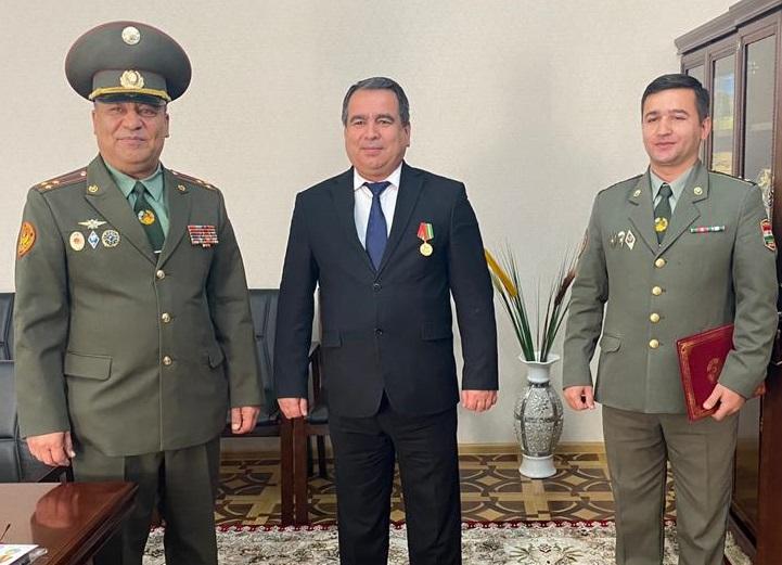 ТАҚДИМИ МЕДАЛИ ҶАШНИИ “25-СОЛАГИИ ҚУВВАҲОИ МУСАЛЛАҲИ ҶУМҲУРИИ ТОҶИКИСТОН” БА МУОВИНИ ЯКУМИ ВАЗИР