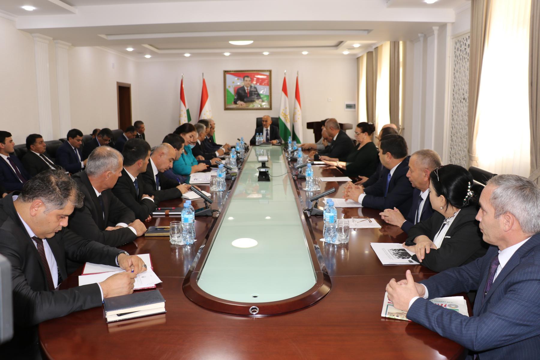 ДАР ВАЗОРАТИ МАОРИФ ВА ИЛМ БАХШИ КОНФРОНСИ ИЛМӢ-НАЗАРИЯВИИ “СОЗАНДАГИҲОИ ПЕШВОИ МИЛЛАТ ДАР ТӮЛИ СЕ ДАҲСОЛАИ СОҲИБИСТИҚЛОЛӢ” БАРГУЗОР ГАРДИД