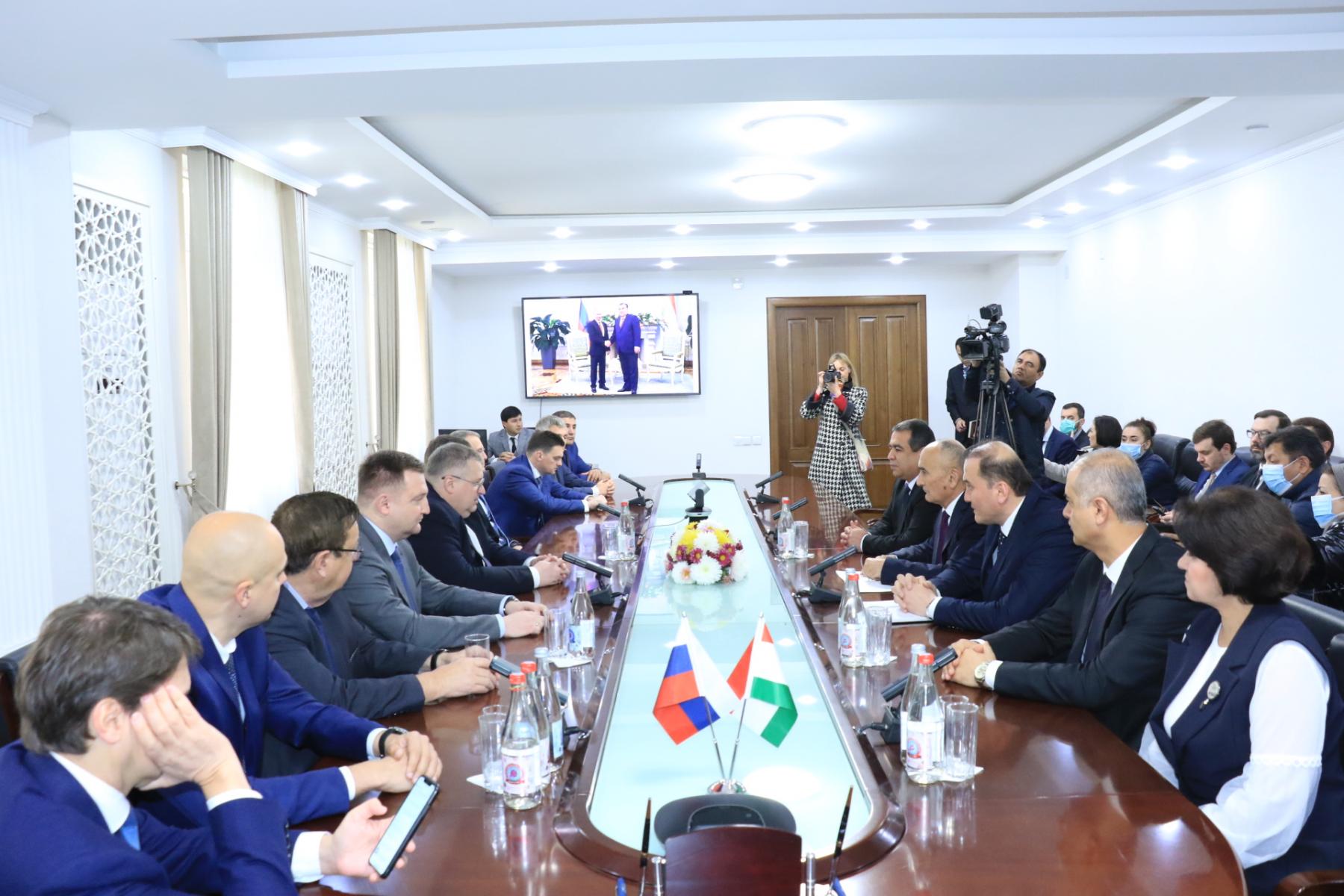 БАЙНИ ҲУКУМАТИ ҶУМҲУРИИ ТОҶИКИСТОН ВА ҲУКУМАТИ ФЕДЕРАТСИЯИ РОССИЯ ДАР СОҲАИ МАОРИФ ВА ИЛМ ДУ СОЗИШНОМА БА ИМЗО РАСИД