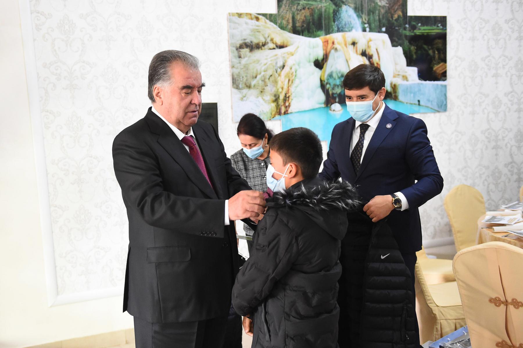 Тақдими туҳфа ба ятимони кулл дар ноҳияи Ҷалолиддини Балхӣ