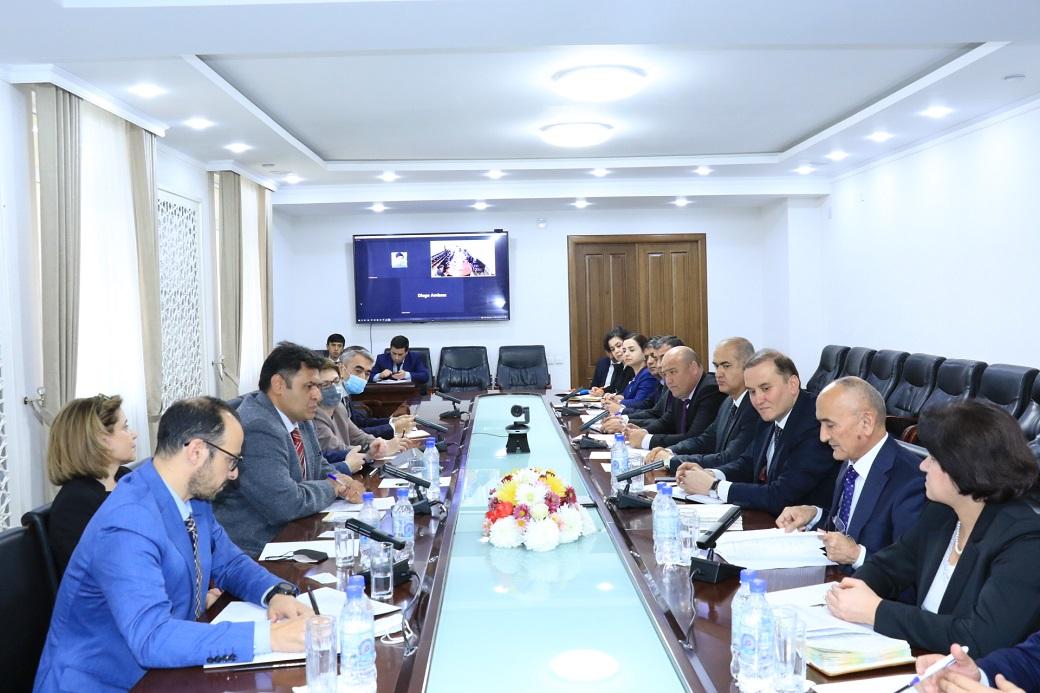 ВОХӮРИИ ВАЗИРИ МАОРИФ ВА ИЛМ БО ДИРЕКТОРИ МИНТАҚАВИИ БОНКИ ҶАҲОНӢ ОИД БА РУШДИ ИНСОН ДАР АВРУПО ВА ОСИЁИ МАРКАЗӢ