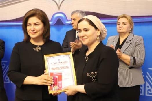 60 нафар падару модарони ғолибони Озмуни ҷумҳуриявии «Фурӯғи субҳи доноӣ китоб аст» бо нишони «Маърифатпарвар» қадрдонӣ шуданд