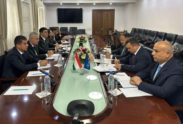 ВОХӮРИИ ВАЗИРИ МАОРИФ ВА ИЛМИ ҶУМҲУРИИ ТОҶИКИСТОН БО РОҲБАРИ НАМОЯНДАГИИ БАРНОМАИ ОЗУҚАВОРИИ ҶАҲОНИИ СММ ДАР ТОҶИКИСТОН (БОҶ СММ)