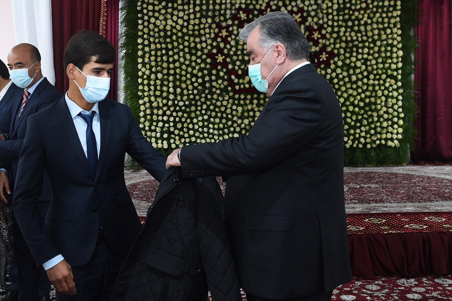 ТАҚДИМИ ТӮҲФА БА 50 НАФАР ЯТИМИ КУЛЛ ДАР НОҲИЯИ РӮДАКӢ