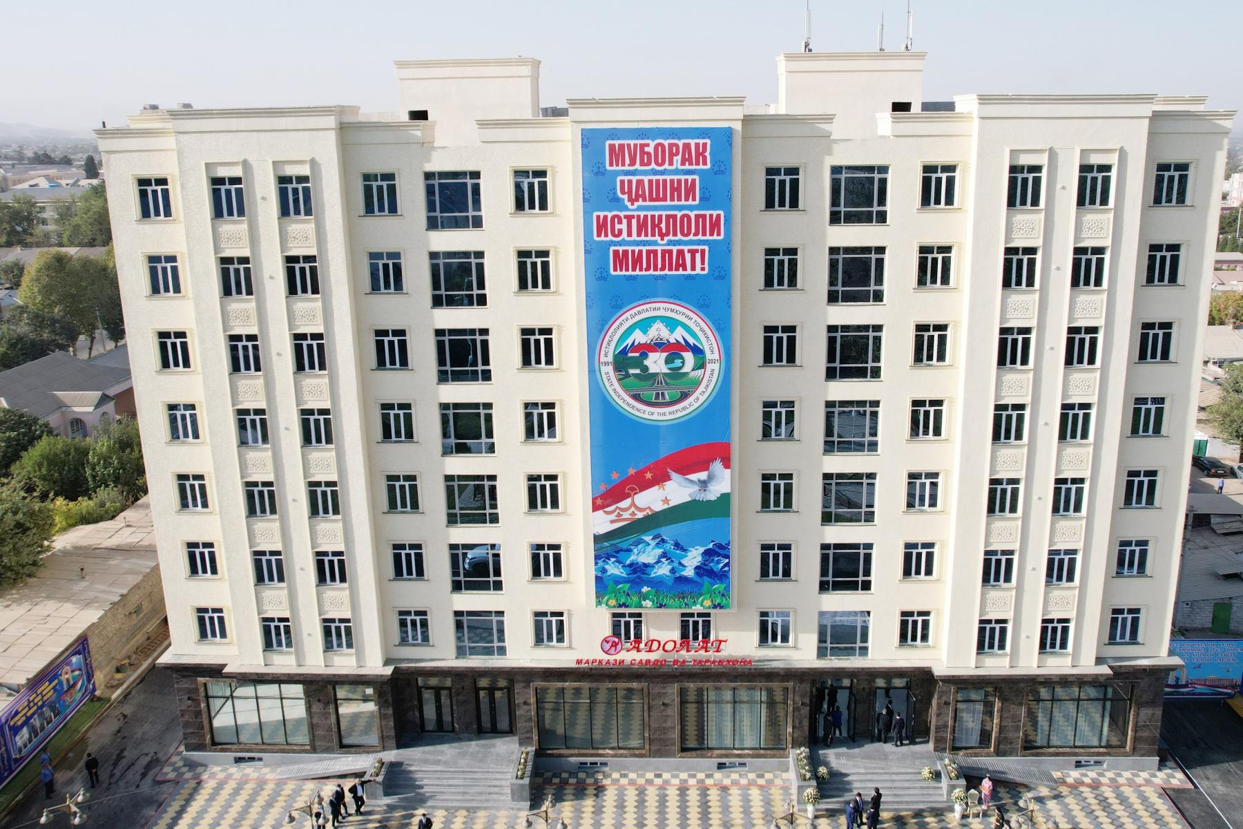 Тақдими туҳфа ба ятимон ва супоридани калиди хона ба хизматчиёни ҳарбӣ дар шаҳри Кӯлоб