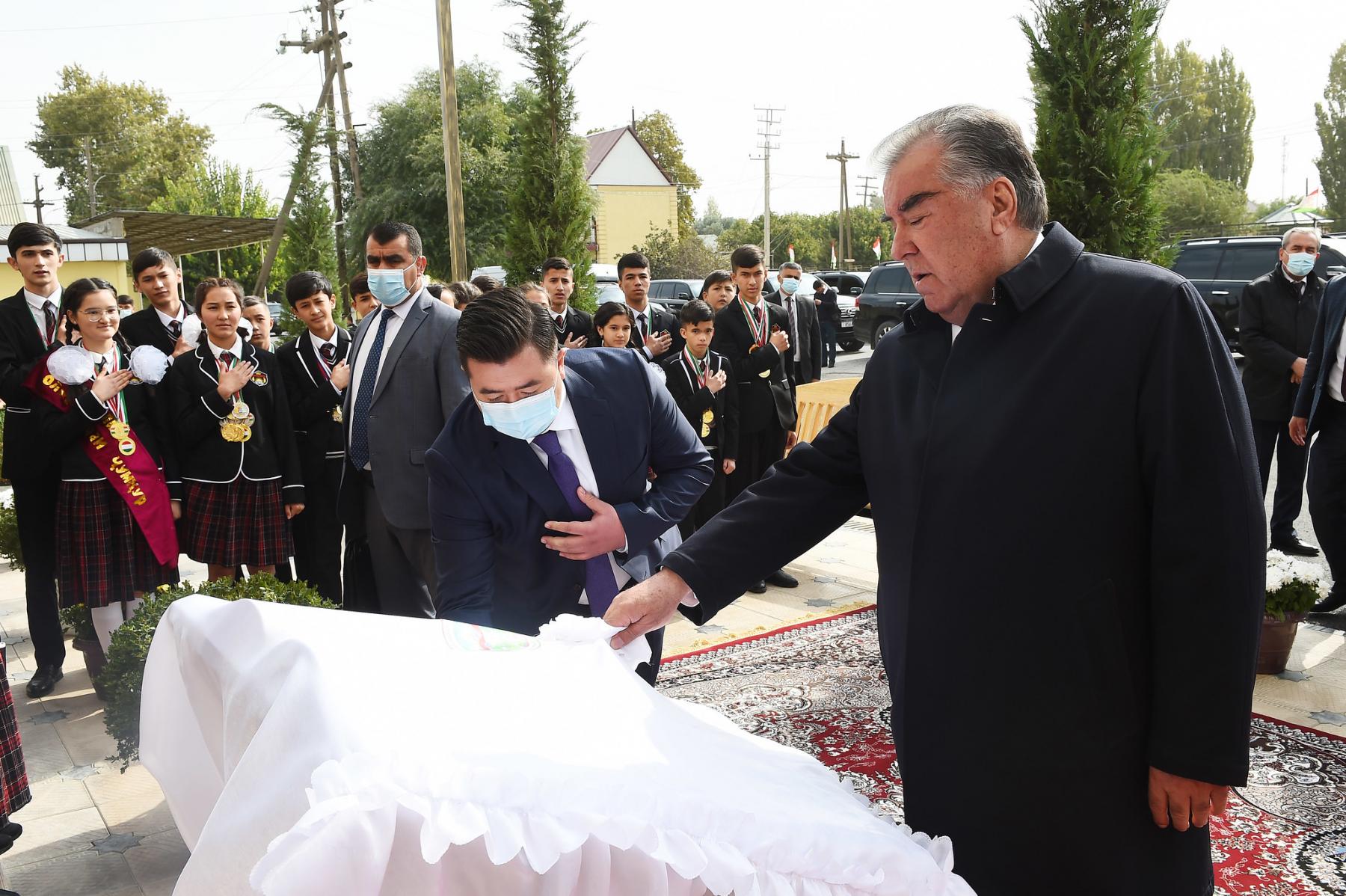 Ифтитоҳи мактаби “Дурахшандагон” ва маркази хизматрасонӣ дар деҳоти Хистеварзи ноҳияи Бобоҷон Ғафуров