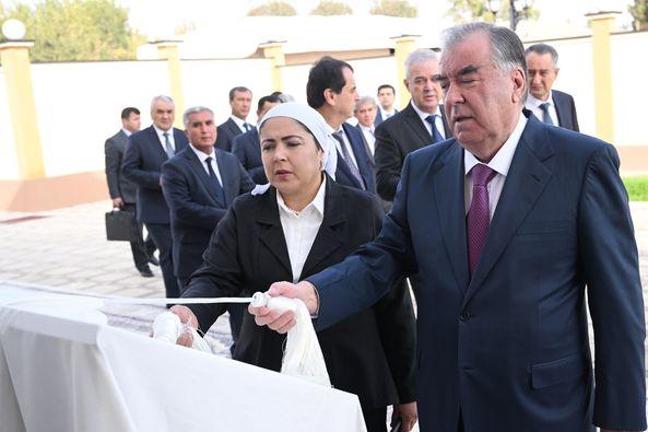 Ифтитоҳи бинои Муассисаи таҳсилоти миёнаи умумии №49 дар деҳаи Охҷари ноҳияи Восеъ