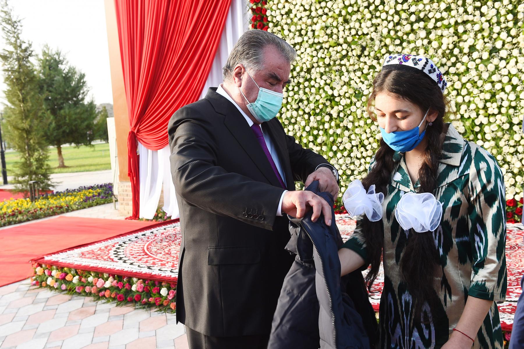 СУПОРИДАНИ ТУҲФА ВА КУМАКҲОИ МОДДӢ БА ЯТИМОНИ ШАҲРИ КӮЛОБ