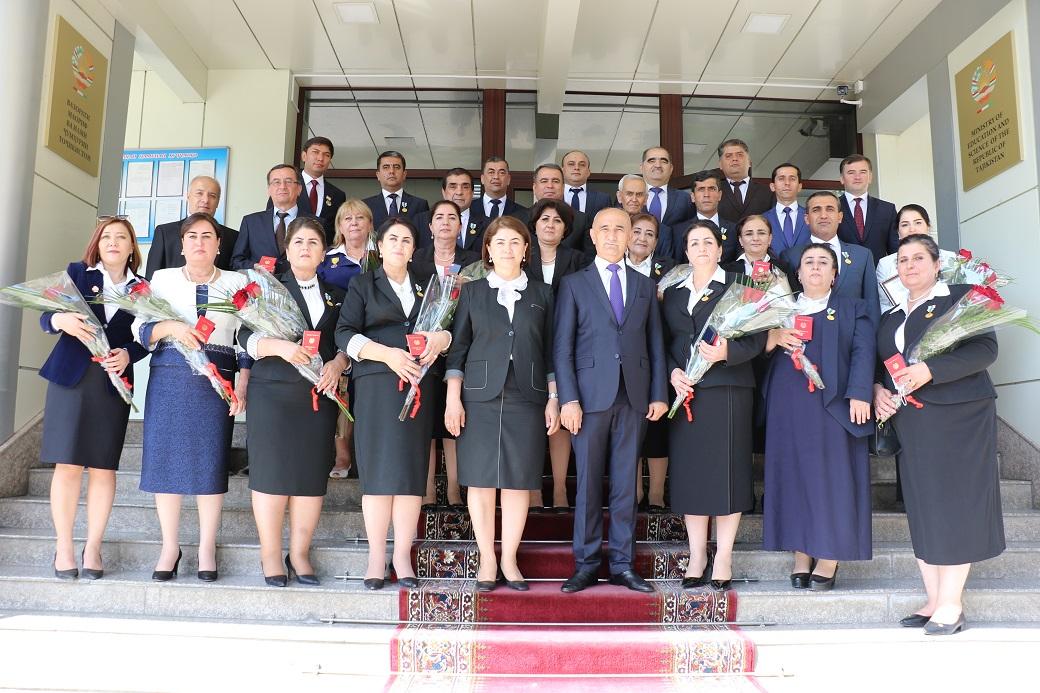 ТАҚДИМИ МУКОФОТҲОИ ДАВЛАТИЮ СОҲАВӢ БА КОРМАНДОНИ СОҲАИ МАОРИФ