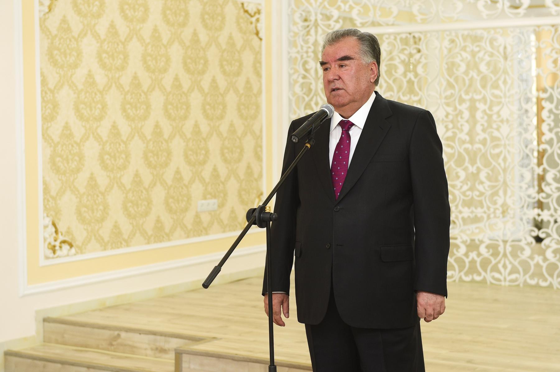 Тақдими туҳфаҳо ба ятимони кулл аз ноҳияҳои Дарвоз ва Ванҷ дар тарабхонаи “Ориёно”