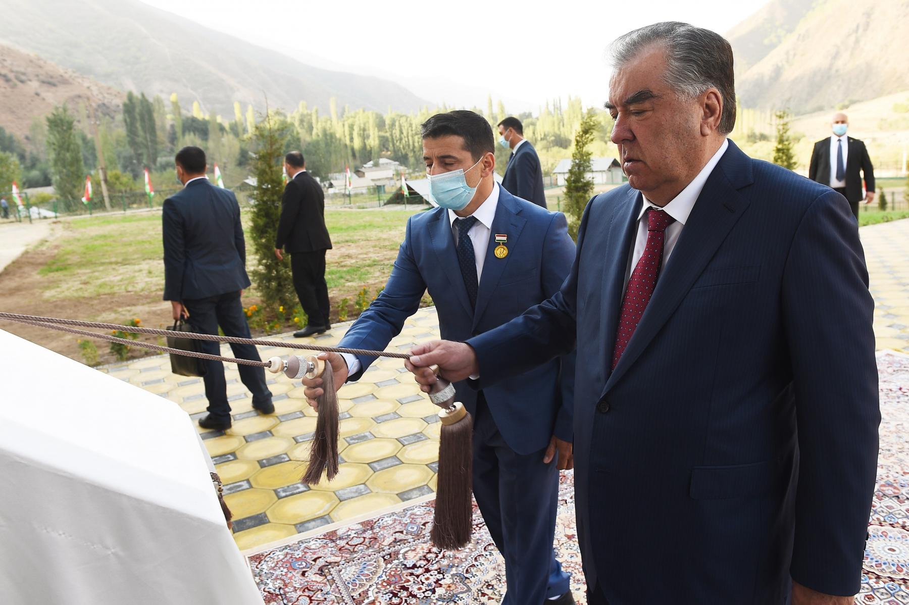 Ба истифода додани бинои муассисаи таҳсилоти миёнаи умумии №35 дар ноҳияи Рашт