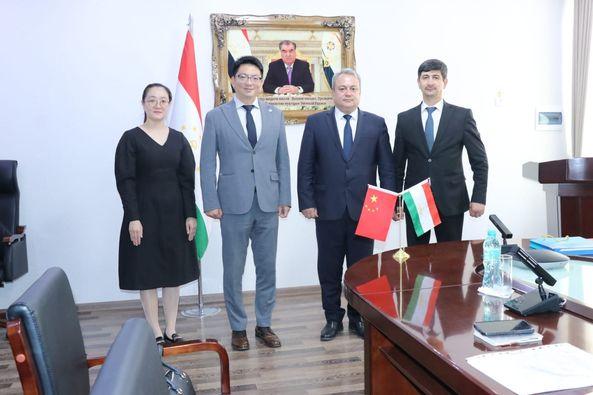 ВОХӮРИИ МУОВИНИ ЯКУМИ ВАЗИРИ МАОРИФ ВА ИЛМ БО ДИРЕКТОРИ МАРКАЗИ ЧИНИИ ИНТИҚОЛИ ТЕХНОЛОГИЯҲОИ СОЗМОНИ ҲАМКОРИИ ШАНХАЙ