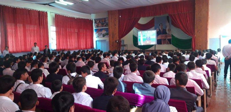 Ба муносибати Рӯзи дониш дар Турсунзода бо иштироки зиёда аз 3 ҳазор донишҷӯю омӯзгорон ҳамоиши тантанавӣ доир гардид